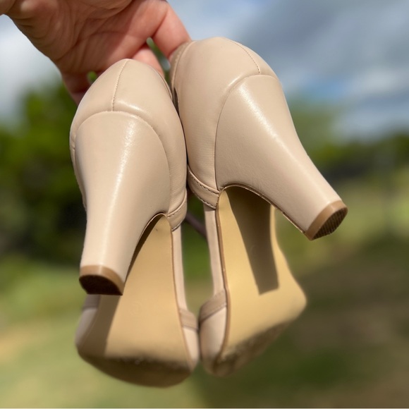 Journee Collection Olina Pump Size 9W - Picture 8 of 8